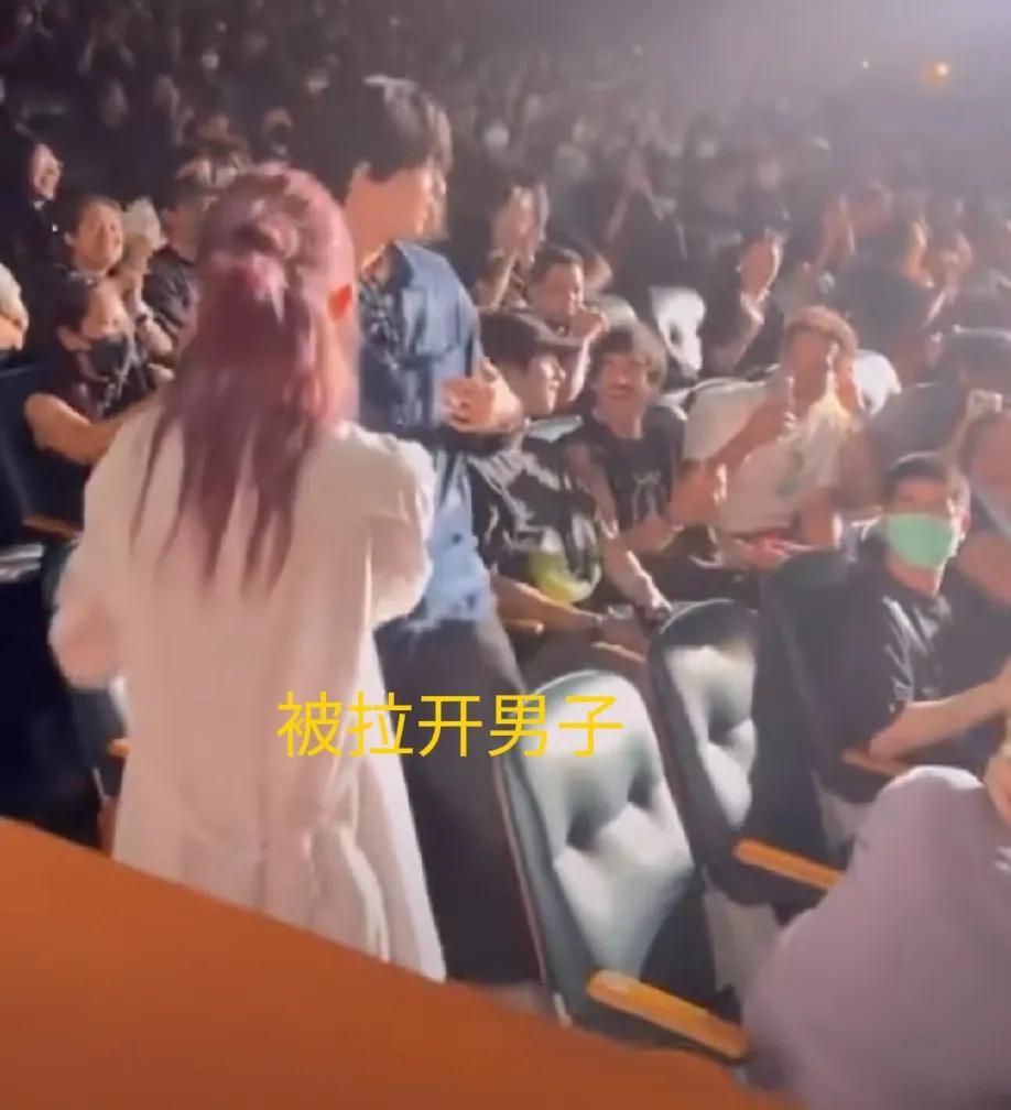 太尴尬了，郑乃馨演唱会开到一半突然跑向台下观众区域拥抱男友大哭了一分钟，看的台下