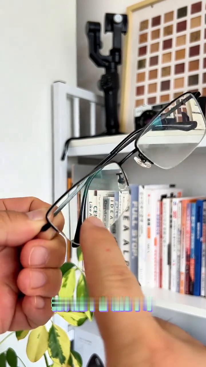 6块钱的明镜清洗机是智商税吗？
夏天天气热，眼镜上经常有这种污渍，又擦又不容易擦