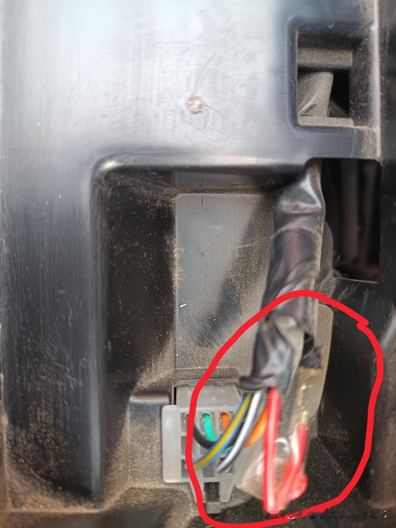 有谁知道弯梁摩托车座套下面这个东西是什么，起什么作用。我每次打开我弯梁摩托车座垫