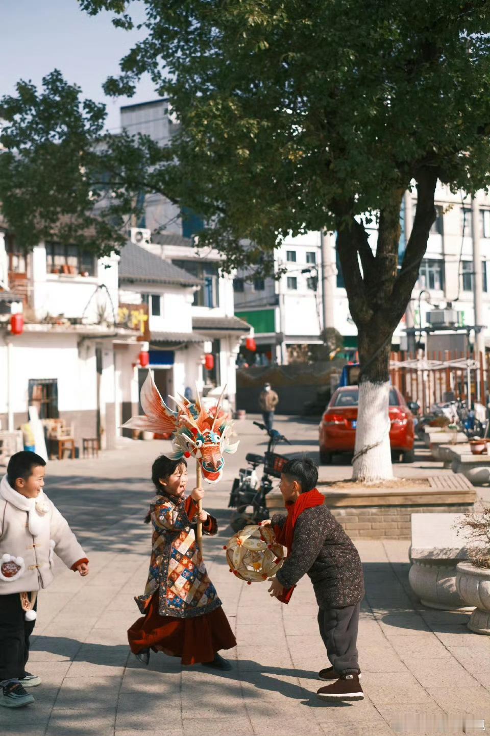 年轻人在玩一种新年味  年轻人过年都开始卷了  新年中，年轻人玩转传统习俗，新年