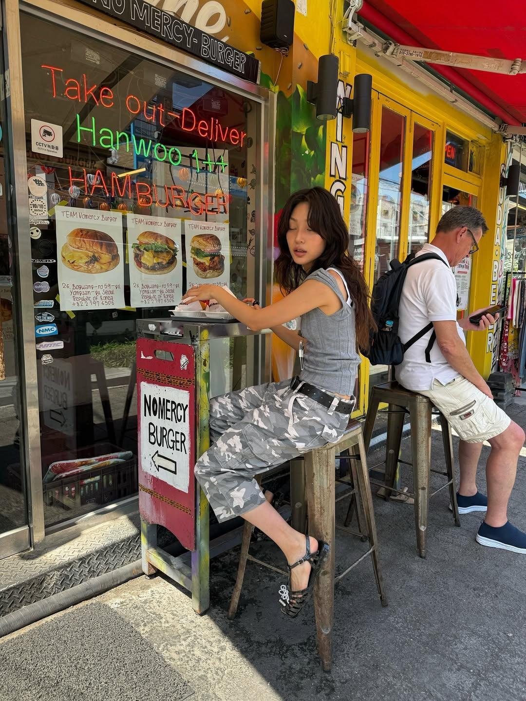 最近很火的失序复古风有很多种风格表达，像韩国博主Bella young这样的失序