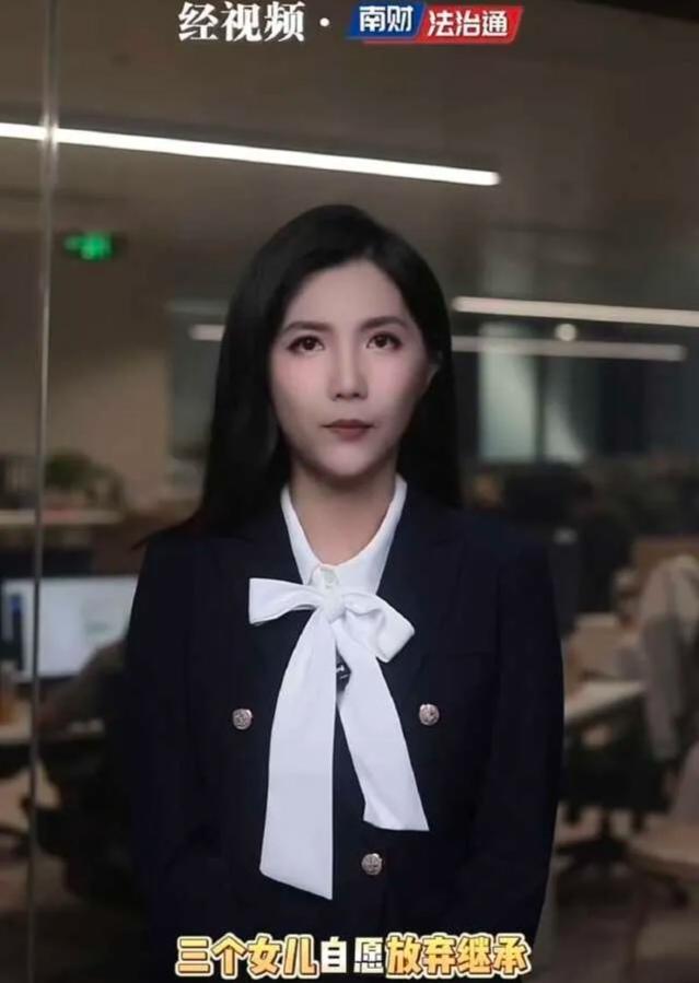 广东广州，梁老太和三个女儿同时坐在了法庭上，其中二女儿和三女儿带着质问的语气对梁