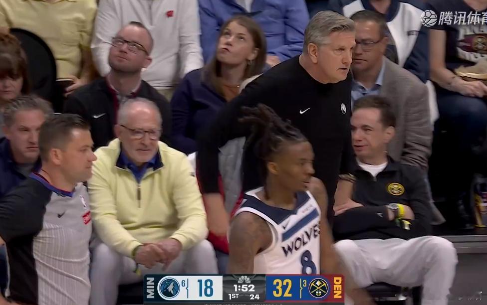 海哥基本上也是防守弱环，上来两分钟两犯规了！ 