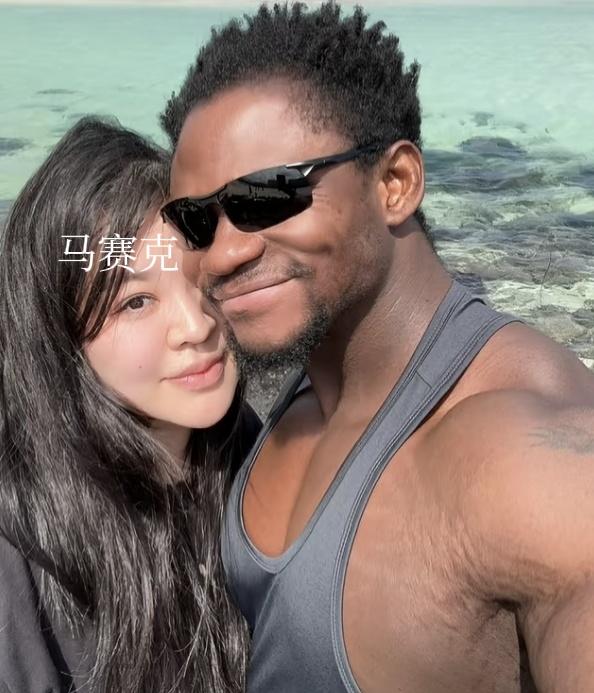 当“嫁给黑人”成了流量剧，“2018~2025，我们的七年”这行字出现在红底白T