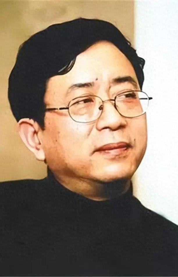 著名文化学者余秋雨先后有两位妻子，或许成功的男人背后都有女人的影子。有人说：他的