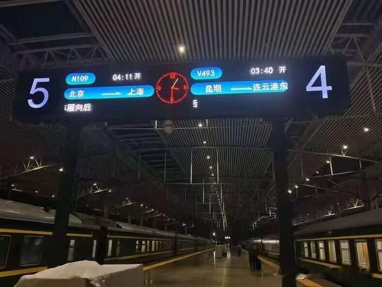 我的天啊，这是哪个大聪明想出来的新车次？竟然有V开头的。前一段网上流传新车次，大