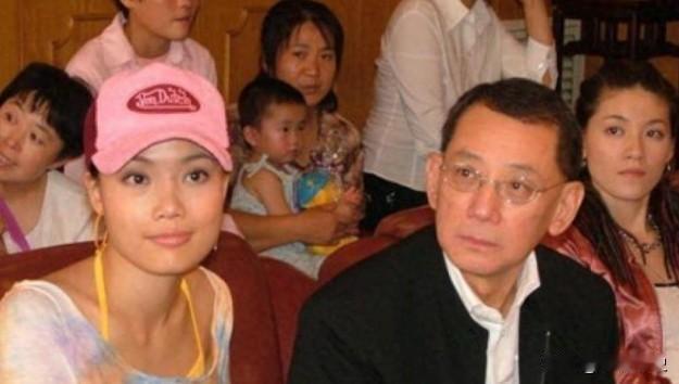 2001年，成龙出面摆和头酒，为曾志伟和杨受成调和，但没有成功，两人的恩怨可不止