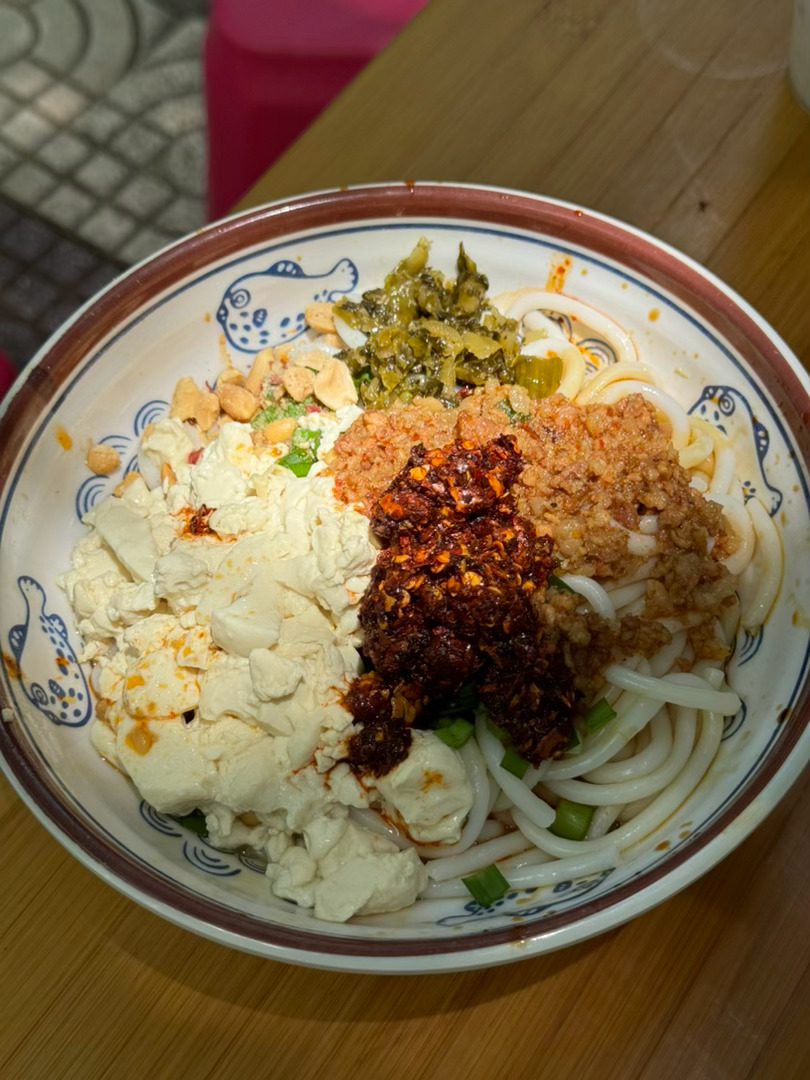 豆花米线（咸，奶露豆花（甜，哈哈哈哈，一次性都吃了，味道都很不错！这里吃饭好热闹