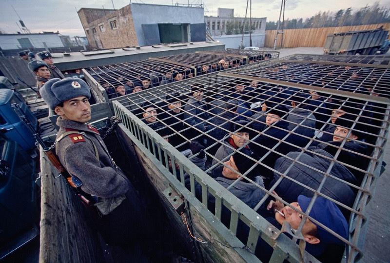 1980年代，苏联伊尔库茨克附近，被押送的劳改犯们。