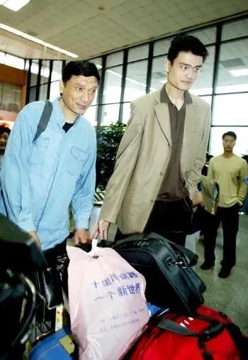 姚明女儿为啥入美国籍？或许答案就在这个欢送仪式上！ 那场本该象征荣耀与喜悦的欢送