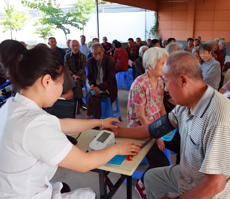 国家出手，老年体检 “流水线” 被叫停

从明年开始，65 岁以上老人的免费体检