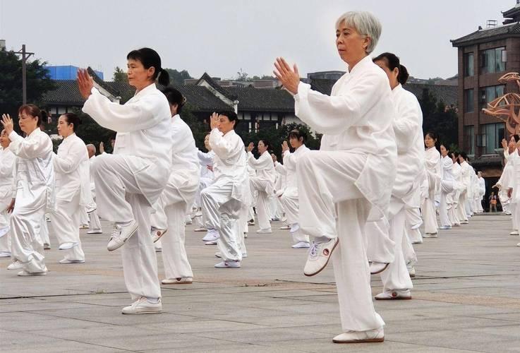 为人适当运动有利于身体健康，这已经形成共识。但是也要根据自身年龄、体质水平等安排