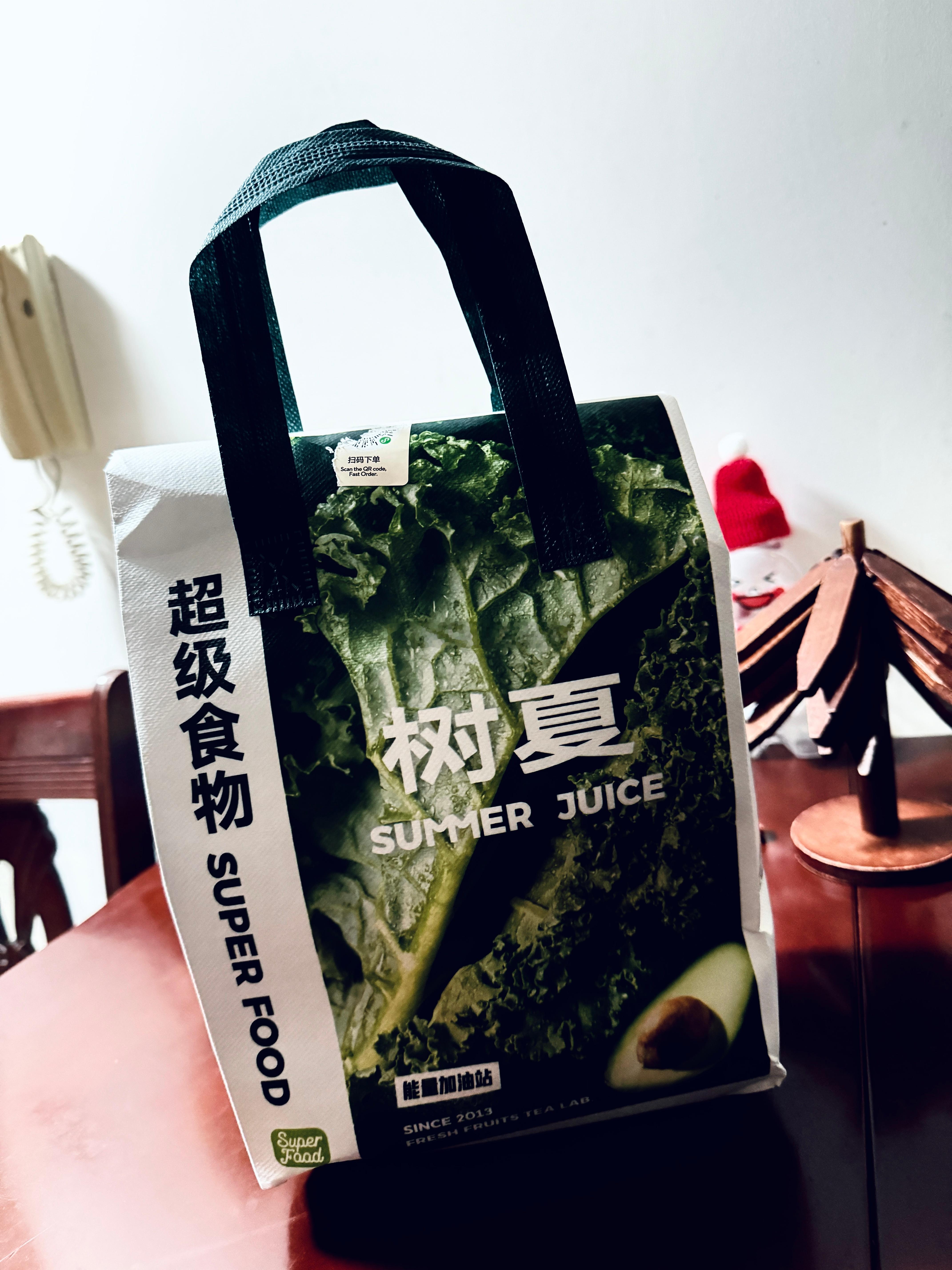 羽衣甘蓝➕ 牛油果➕奇亚籽➕燕麦➕爆珠，一杯下去，感觉身体在说谢谢！惯的不成型了