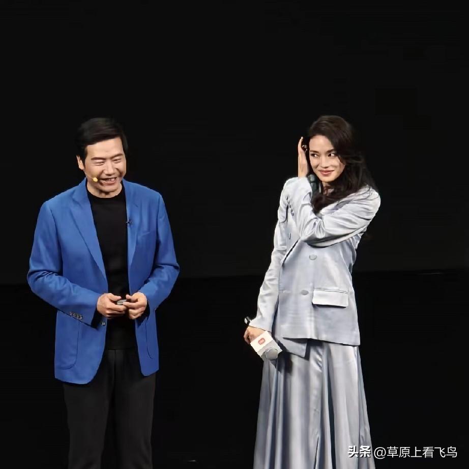 我有个朋友是学心理学的，
看到舒淇看雷军的眼神，
她说了句大实话，她说舒淇这位大