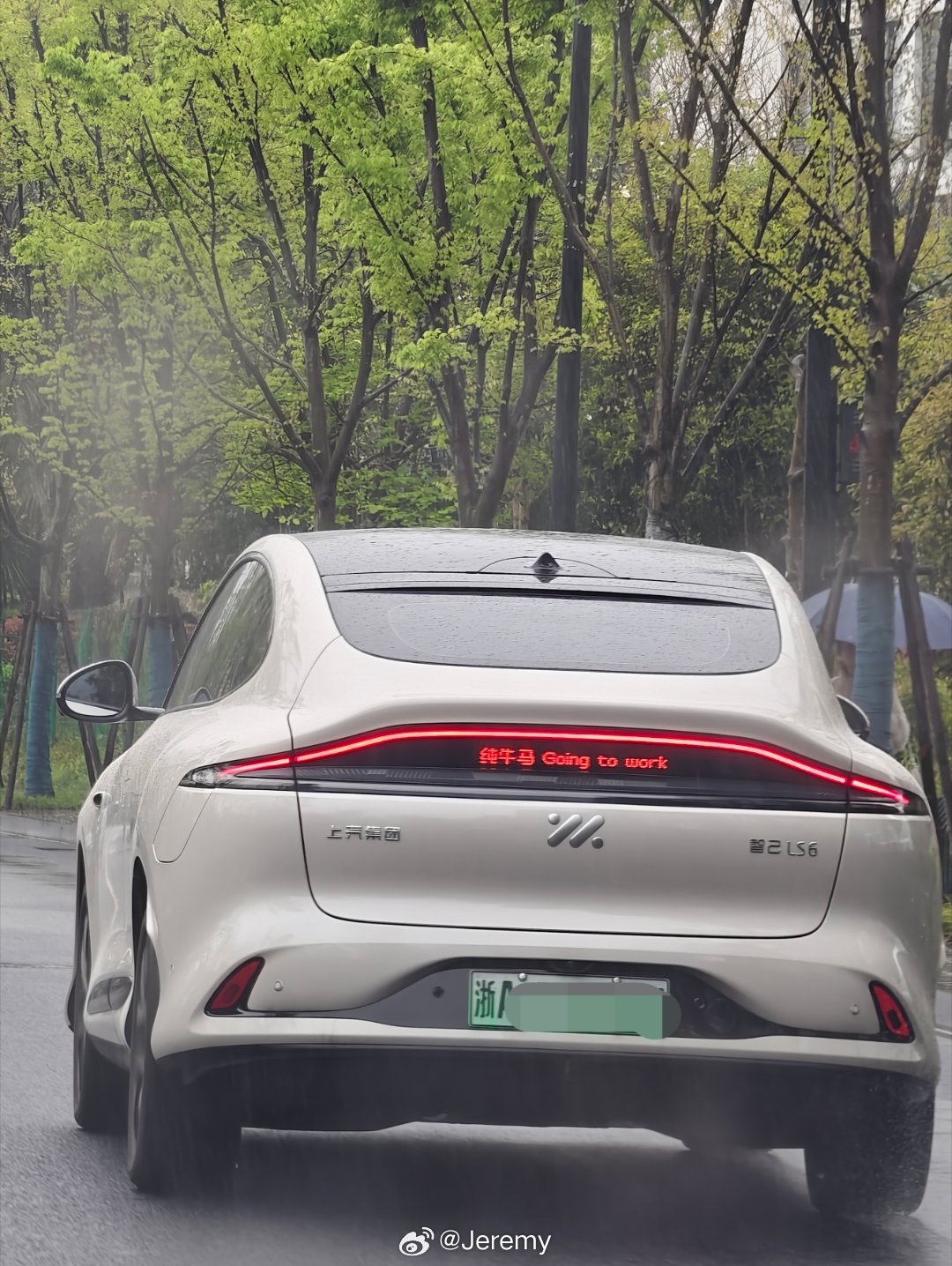 早上好，纯牛马。智己LS6新能源汽车﻿