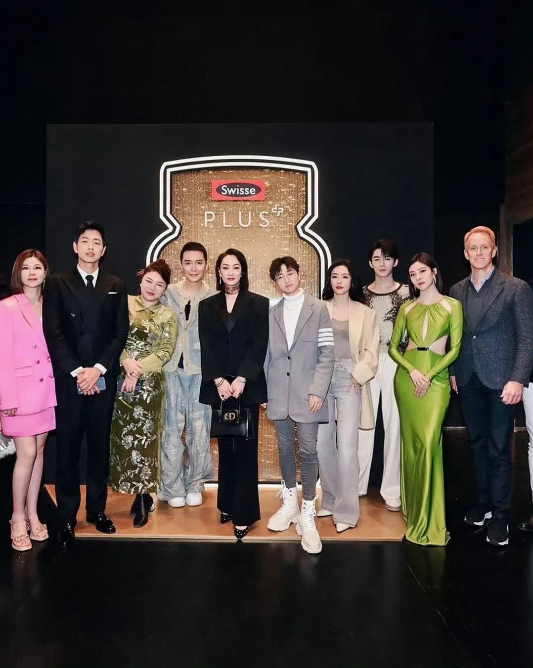 GQ大合照里站杜华旁边的易梦玲直接被截掉了… ​​​why？ ​​​