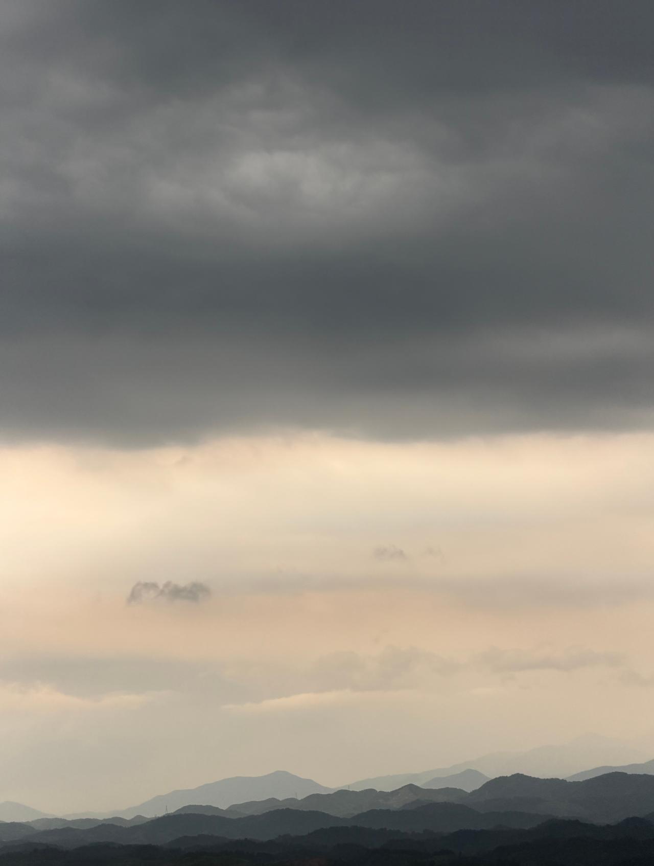 昏天黑地乌云沉沉闷雷闪电风雨大作 就这样天气突变白天还是大太阳热得要命 现在黑得