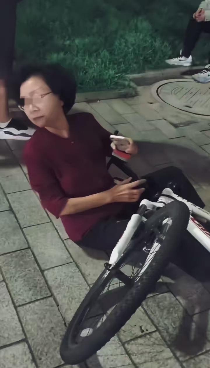 只能用魔法打败魔法了！
大妈讹小学生，小学生反手拿出《道德与法治》，将今天刚学的