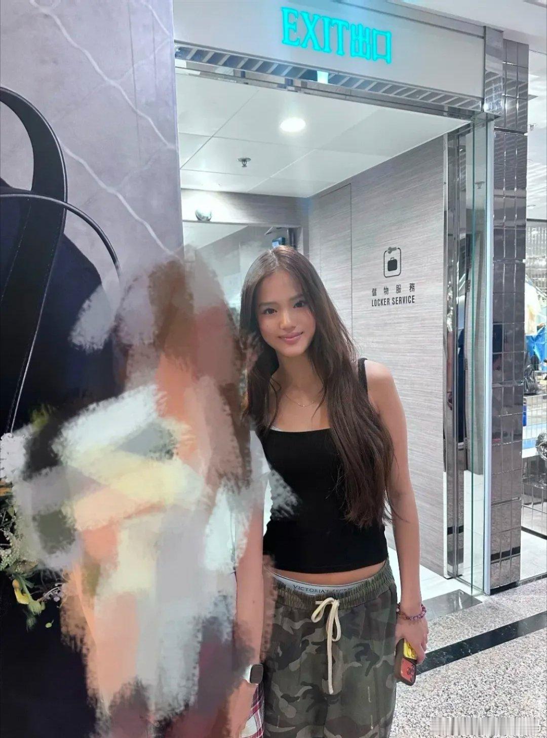 钟丽缇女儿张思捷（Jaden）在香港游玩被偶遇，真人好美，但是这穿搭好成熟，有点