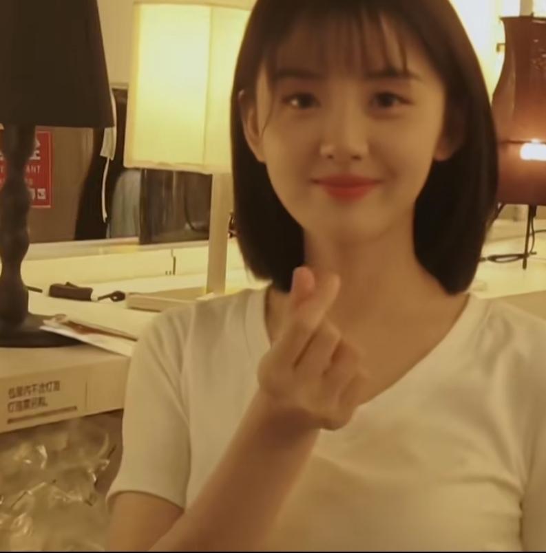 这是不是你心里，一直想遇见的女孩
 
干净利落的短发，浅浅的笑容，简单的白上衣，