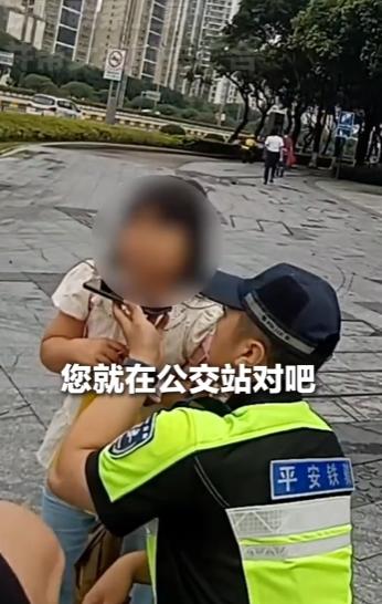 泪目暖心！珠海小女孩上错车与妈妈走散，不慌不忙找铁骑求助，一句承诺暖遍全网。
