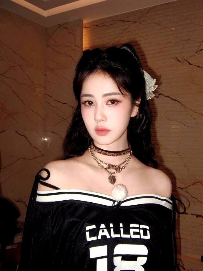 白鹿这状态，真的绝了！

《奔跑吧14》在海口开录，白鹿一出场就抓人眼球。黑色字