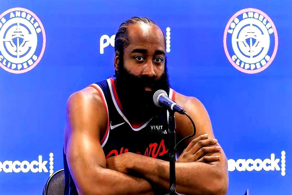 哈登离开火箭后，走到哪，队友的伤病就跟到哪。篮网时杜兰特腿筋缺27场，欧文禁赛3