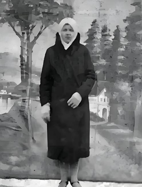 1937年，地下党张宗伟在家中被捕，就在他被抓时，苏联妻子从门外走进来，她眼含热