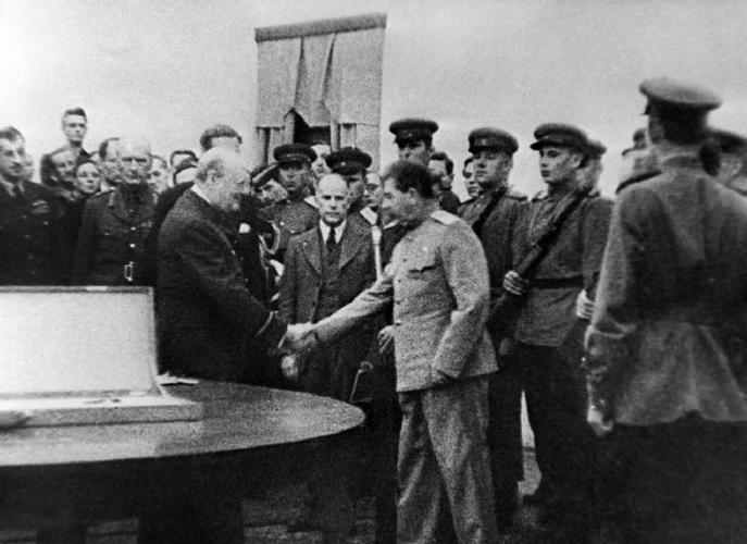 【揭秘历史转折点：1943年黑兰会议，二战格局的关键转折！】

1943年11月