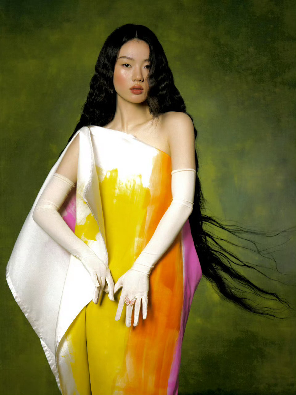 单依纯最新巡演上演一个人的高定时装秀，从最新季高定到特别定制轮番登场，轻盈灵动、