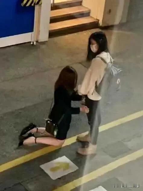 妈跪下来求你了：跟你那个男朋友分手吧！你才16岁，太小了[捂脸]