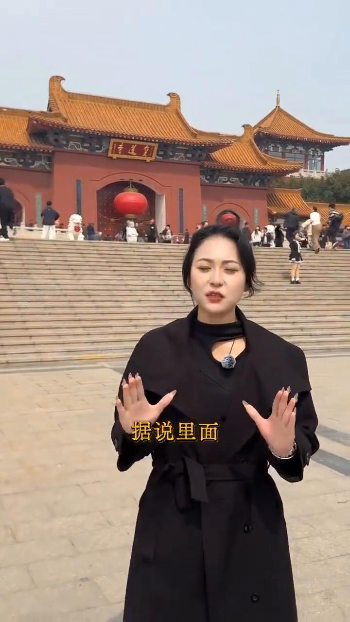 看到它一定要留下一句：笑口常开，无病无灾。这里是弥勒菩萨道场宝莲寺，据说这里是接