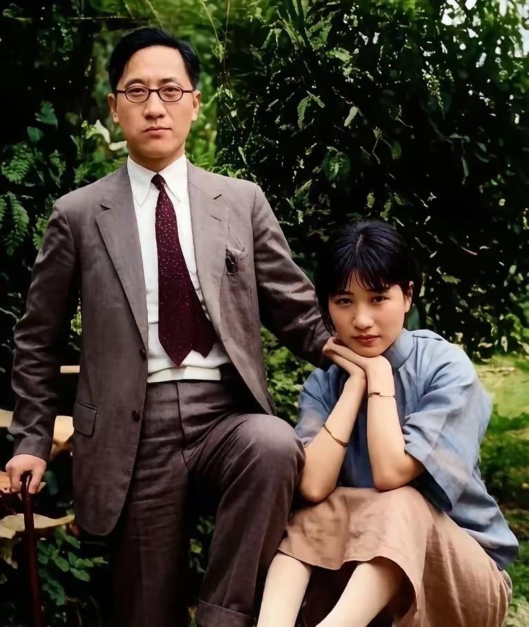 相对于林徽因的美名，陆小曼因与徐志摩的婚恋，却被骂了一百年，死后连与爱人合葬的墓
