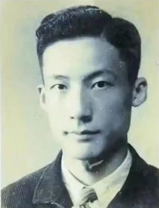 1949年，毛人凤下令处死朱君友。朱君友坦然赴死，却发现枪决他的2名特务，朝他频