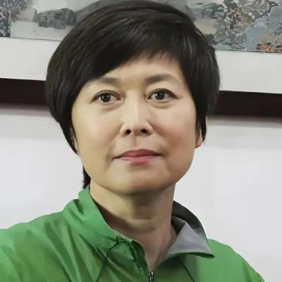 果然面相这个东西真的不准啊！
央视主持人敬一丹就是个例子，
她待人温和从容，面容