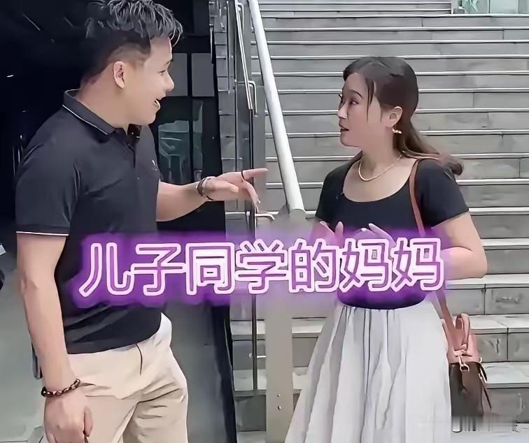 四川成都一处市民广场，男子准时赴约相亲，抬头看见对面的人当场愣住。面前的女子看着