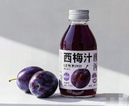 某航空公司提供果汁饮料竟是西梅汁。冷知识：西梅汁≈低浓度开塞露。感觉航司本来是想