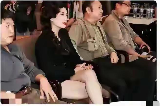 63岁海军大校，国家一级演员，无儿无女，如今还是孑然一身，风韵犹存，婚姻成谜，你