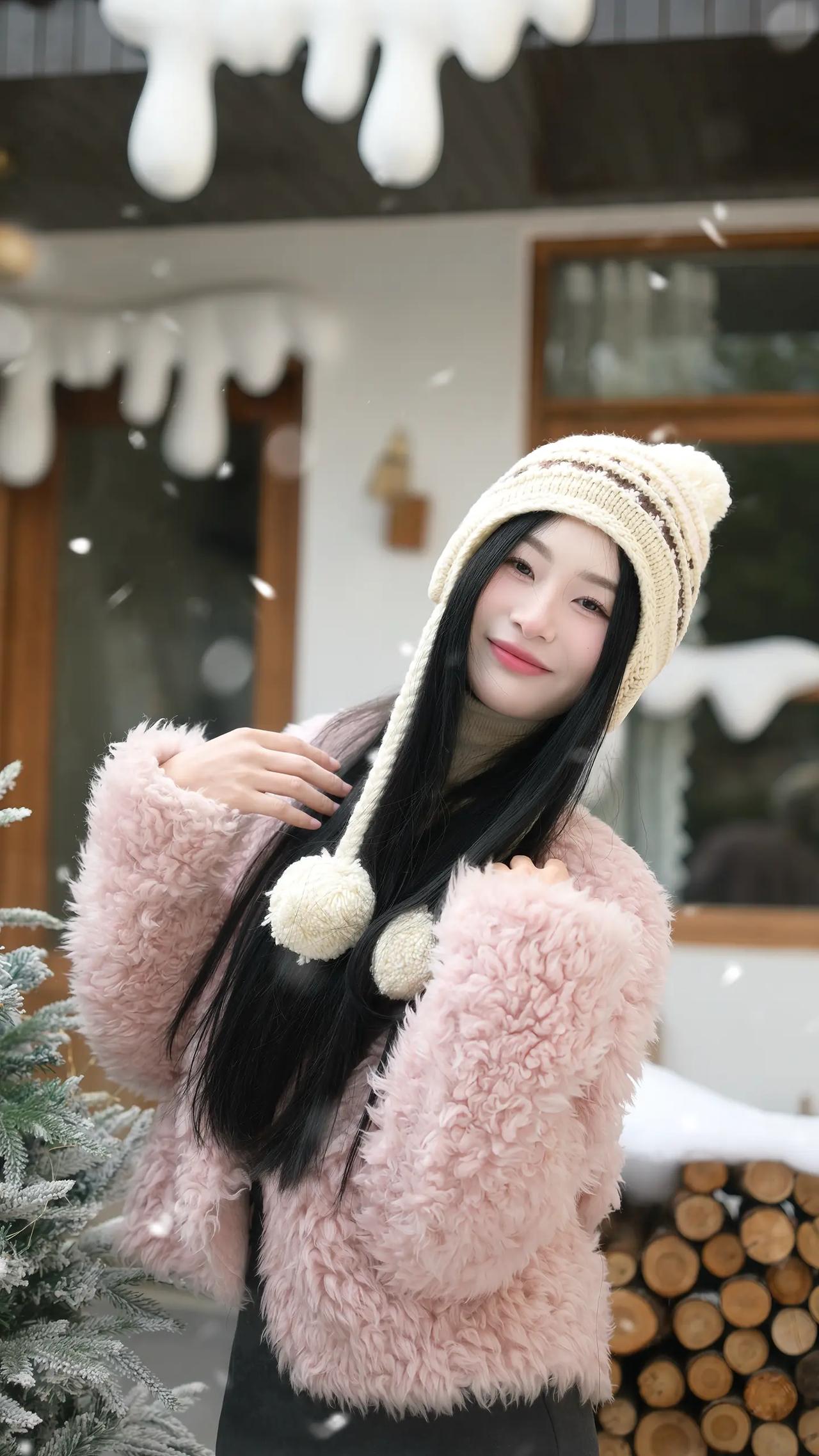 雪中美人笑，冬日暖阳照。