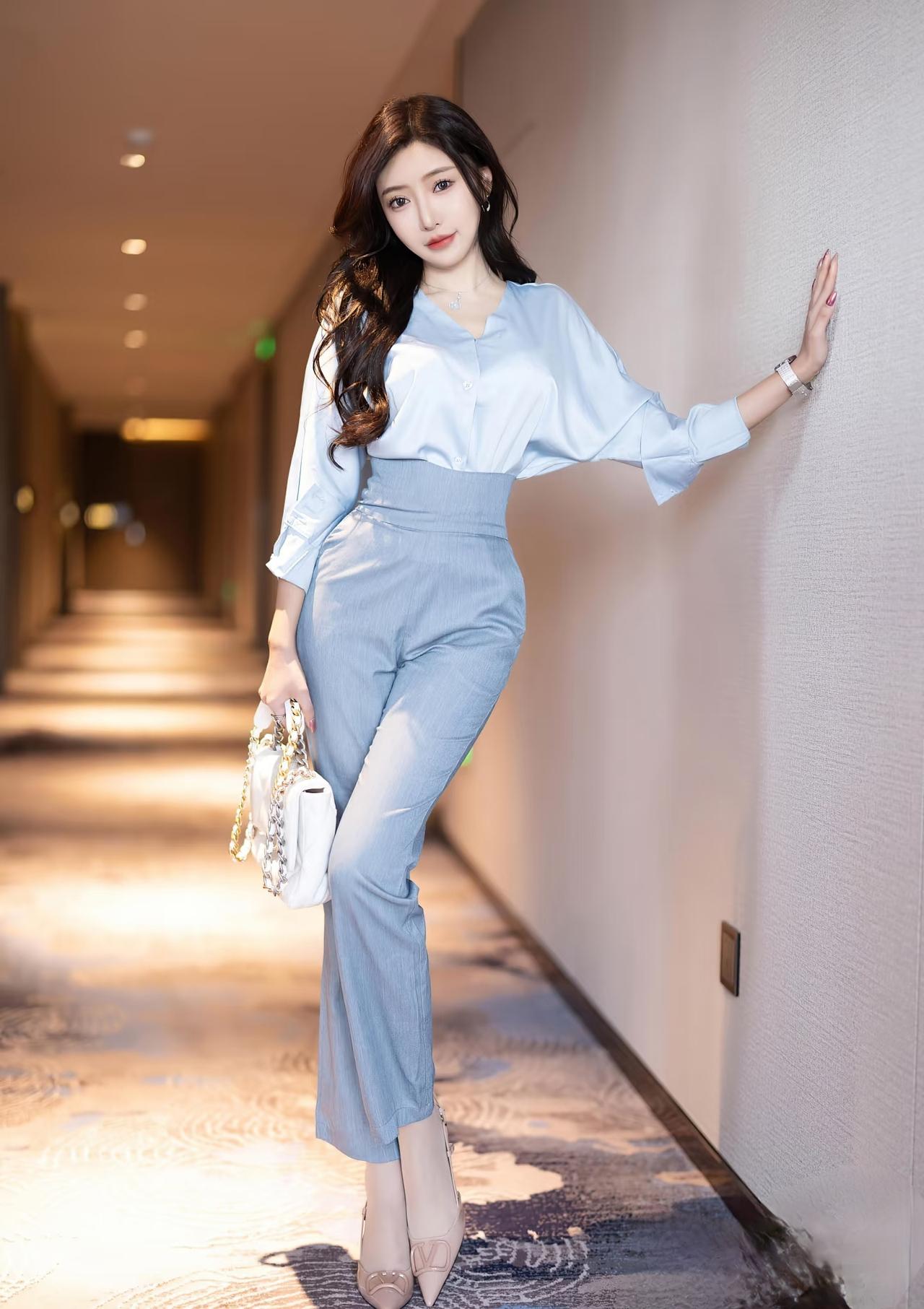 职业装女神，
职业装一穿，魅力就无限！
现在写字楼，五星级宾馆也不去了，看不到这