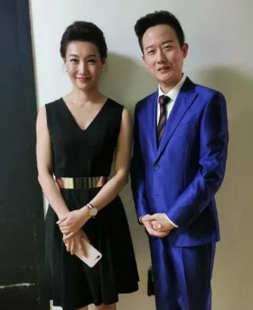 镜头中的李梓萌眉若远黛，眼如秋水，身材正点，肤白貌美；一旁的纸片男瘦骨伶仃，头大