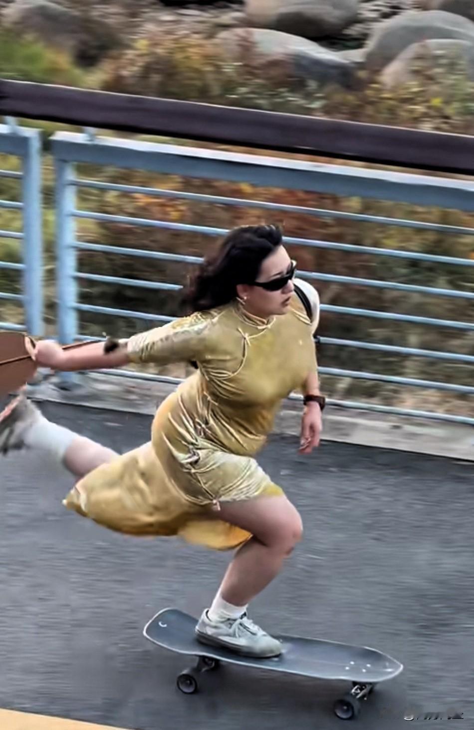 160斤的滑板少妇，自信是她的铭牌
当我刷到她的那一刻，画面令人难忘——她壮硕的