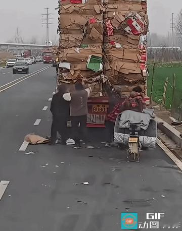 路边货车一停，人性的丑陋全露了
 
货车满载回收纸箱停靠路边，纸板刚散落一点，附