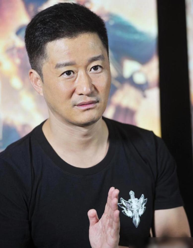 那些成天念叨吴京不带谢苗玩的，真该把键盘歇歇了。谢苗早被老吴签了，这会儿正猫在《