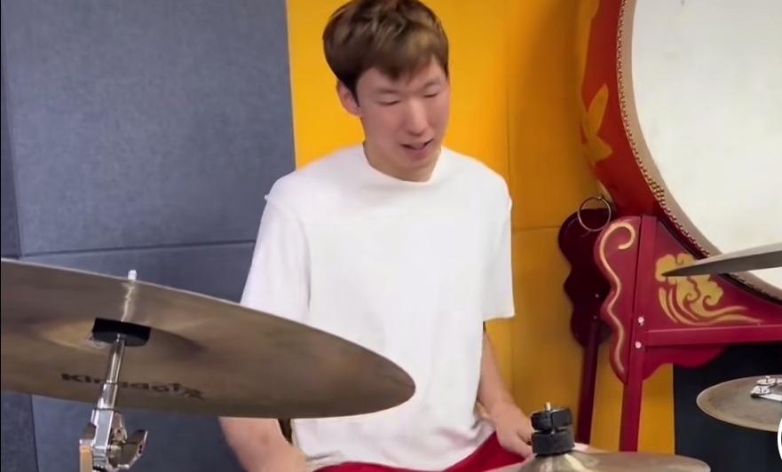 周琦多才多艺，架子鼓水平和打篮球一样，都是非常高的！作为职业球员来说应该也是要多