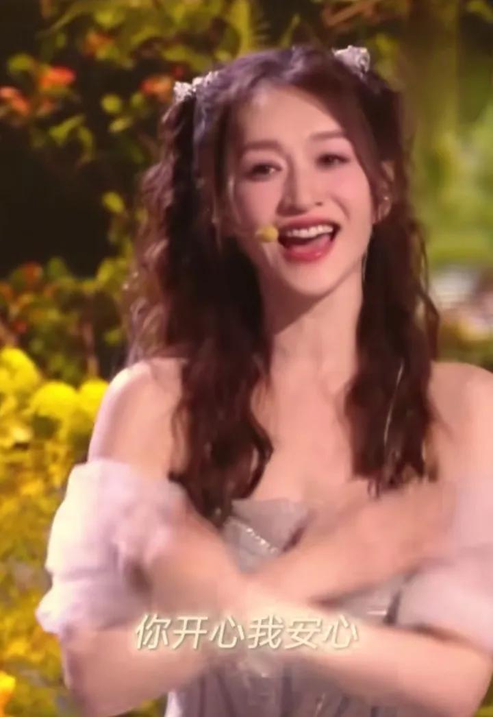 跑调哭两晚却断层第一：50岁李小冉，赢的不是唱功是勇气
 《乘风2026》一公落