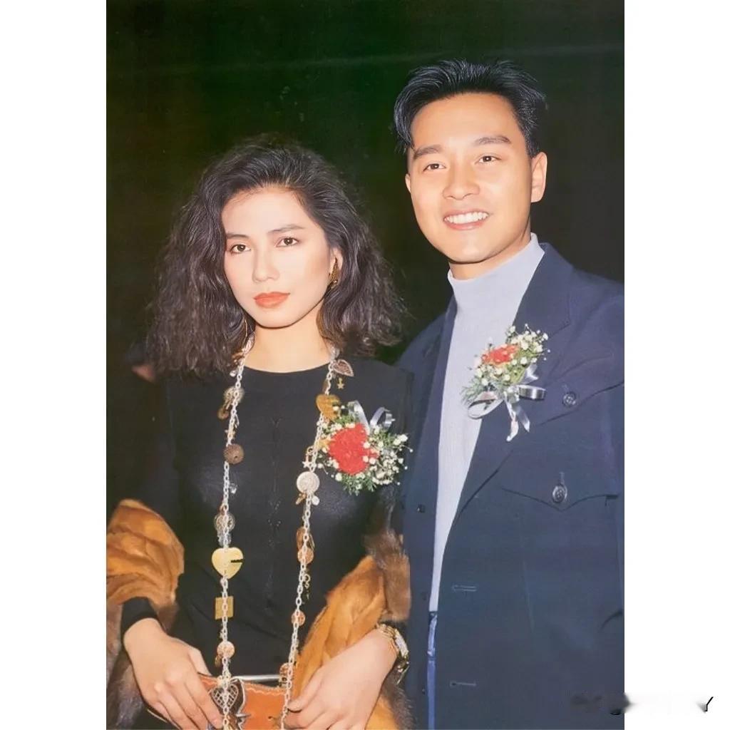 1988年，香港，28岁的钟楚红与32岁的张国荣的留影旧照，真是惊艳了时光。