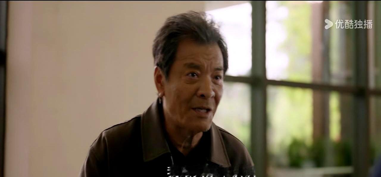 看到这段，先被何永旺的骨气震住了。
找路想买根烟，彦子威好心带他进会所，经理甚至