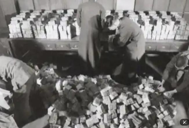 1949年，蒋介石偷偷运走400万两黄金去台湾，折算下来就是125吨。按现在黄金