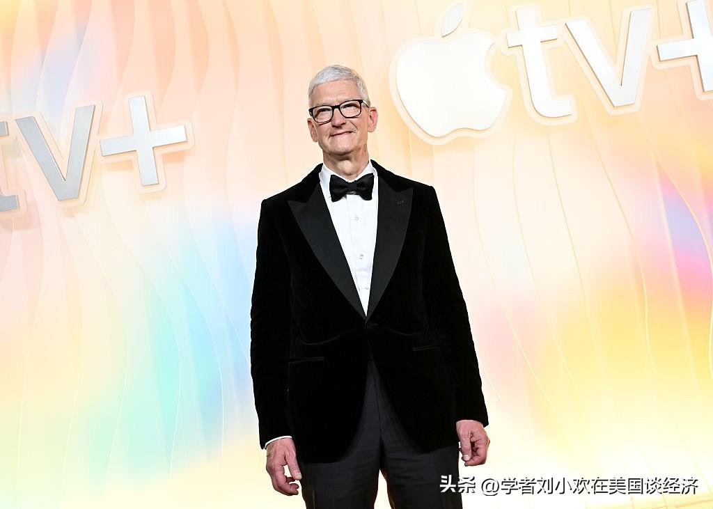执掌苹果15年，库克交出了权杖。
2026年9月1日，他将正式卸任苹果CEO。